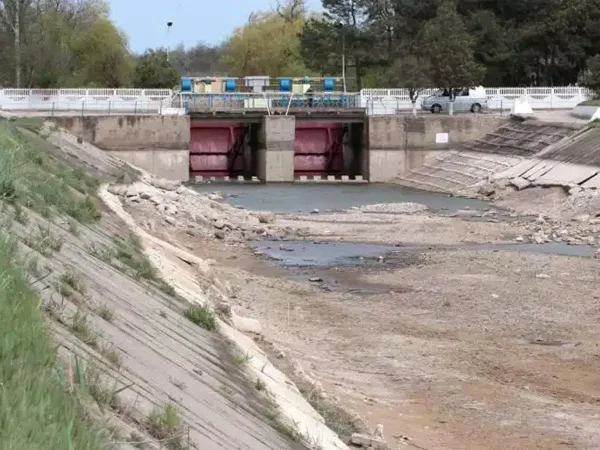 Жители Херсона собираются снести дамбу, перекрывающую подачу воды в Крым