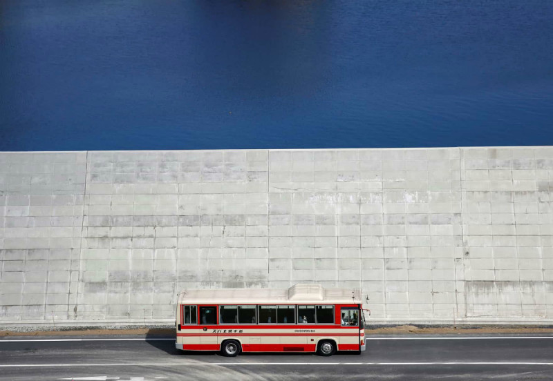 Побережье Японии, поврежденное цунами 2011 года, оградили 12-метровой стеной