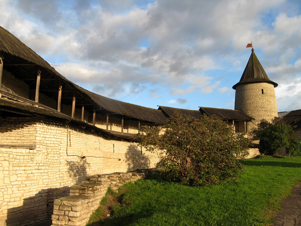 Castle rus. Псков крепость кром. Псковская крепость (Псковский Кремль). Псковский Кремль Нижегородский Кремль Ивангородская крепость. Псков оборонительные крепости.