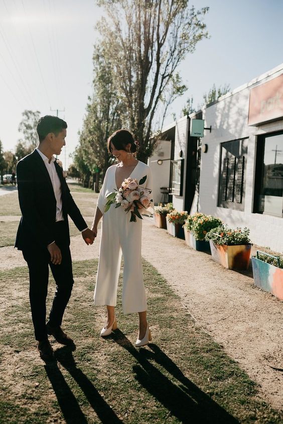 12 свадебных костюмов, которые заставят тебя отменить пошив платья
