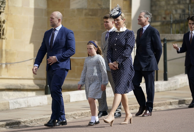 Герцоги Кембриджские вместе со старшими детьми посетили Пасхальную службу. Королева пропустила ее впервые за 50 лет Монархии