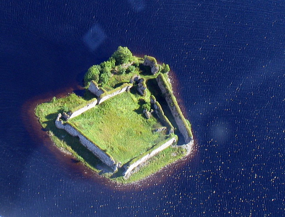 Сказочный замок Lochindorb 13 века во льдах