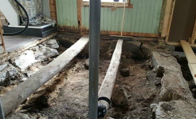 Мужчина начал делать ремонт пола и нашел топор викинга: под домом оказался склеп возрастом тысячу лет Культура