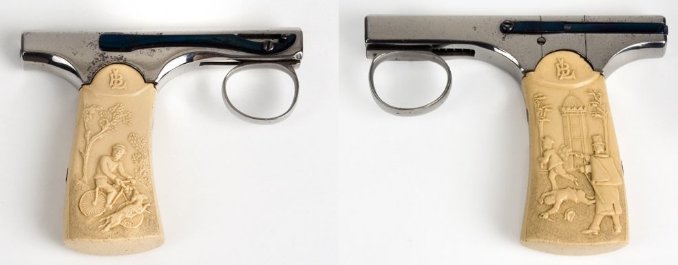 На рукояти изображены сцены защиты с помощью пистолета от собак и хулиганов. Фото: historypistols.ru
