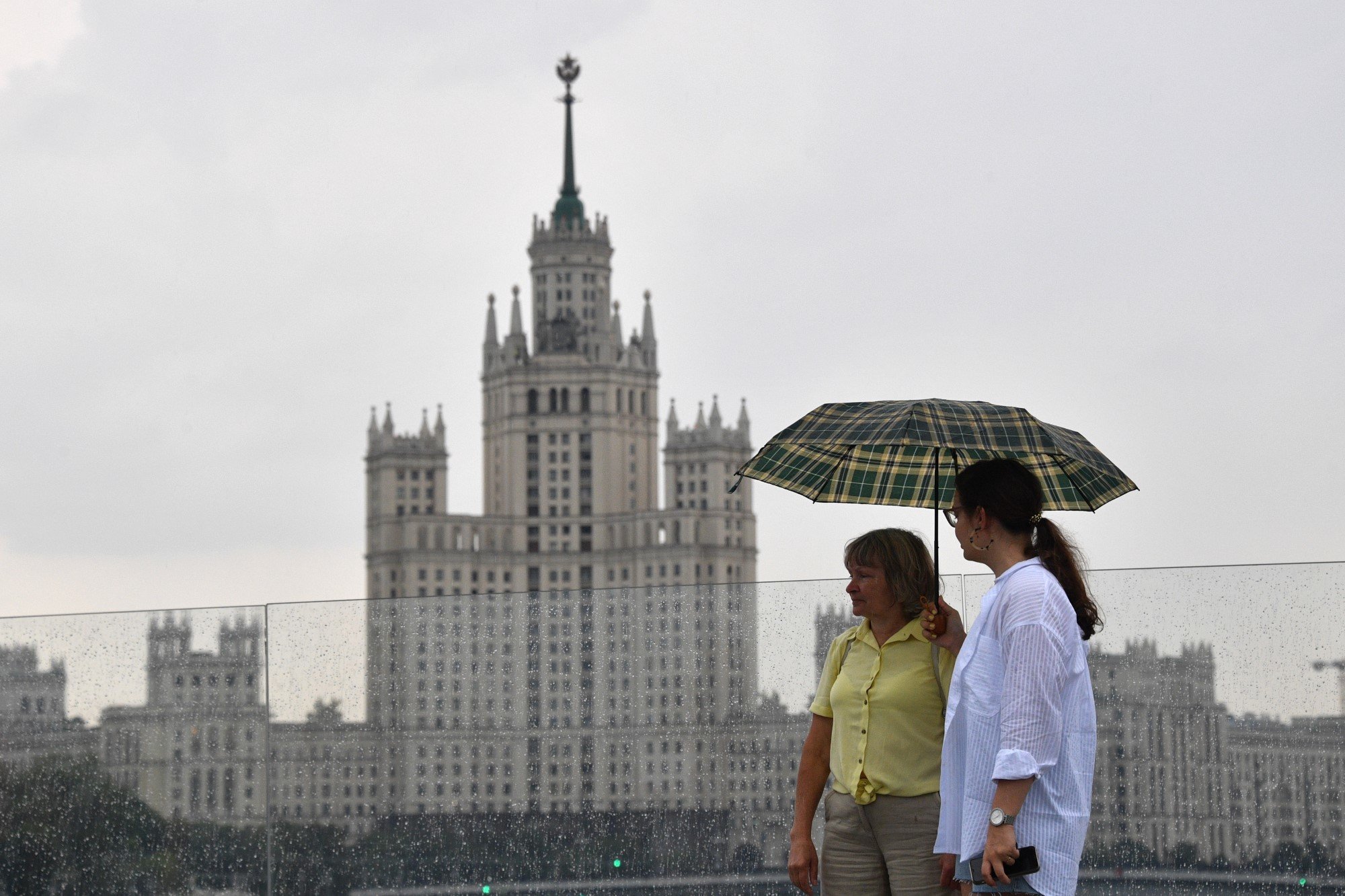 Холодна форум. Москва пасмурно. Гроза в Москве. Фото Москвы дождь 2022 год. Опасные места в Москве.