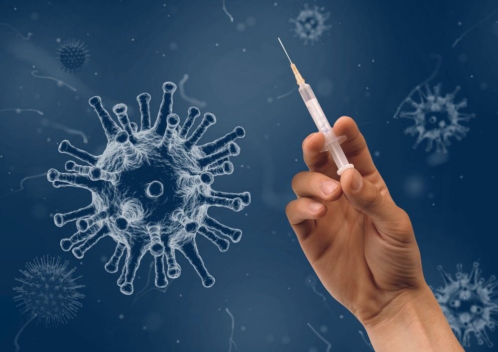 Прививки от коронавируса могут временно нарушать продолжительность менструальных циклов