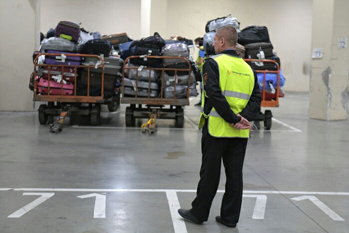 Аукцион в аэропорту: как зарабатывают перекупщики потерянного багажа аукцион,аэропорт,багаж,интересное,перелет,чемодан