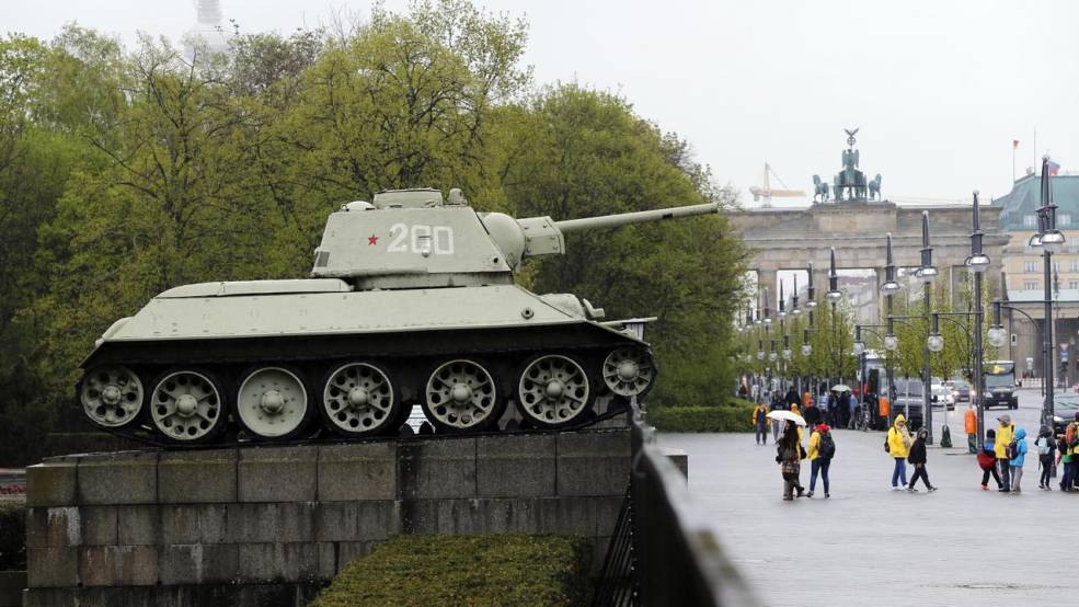 Берлин т. Памятник т-34 в Берлине. Танк т 34 в Берлине. Т-34 В Европе. Танки памятники в Европе.