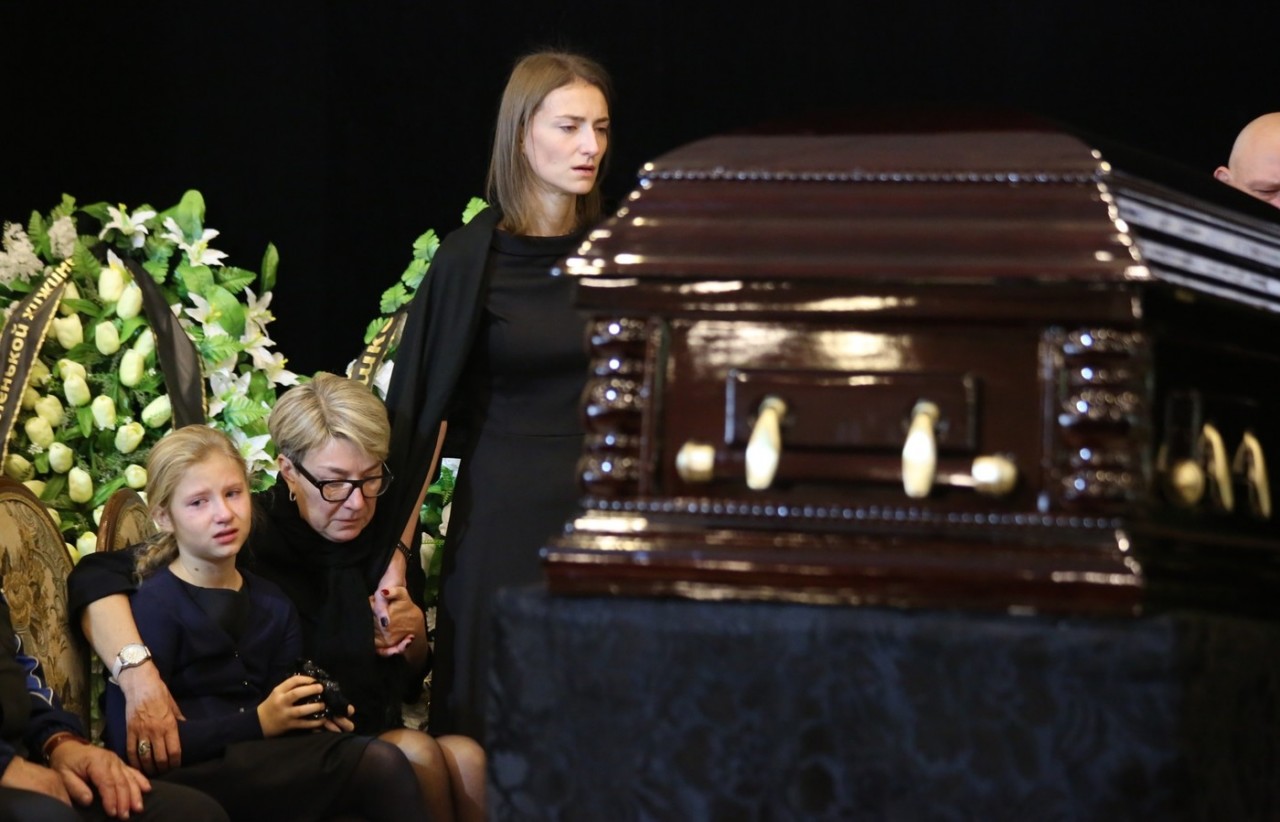 На похоронах Дмитрия Марьянова был замечен таинственный венок с неоднозначной надписью