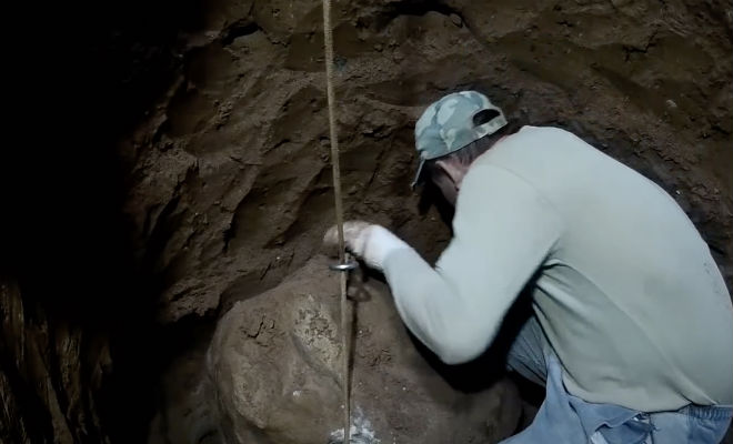Копал колодец и остановился на 10 метрах: строителю показался блеск в стене Культура