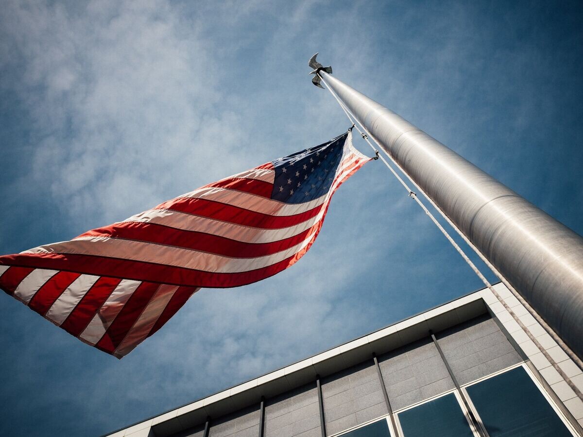    Американский флаг, Вашингтон, США© Unsplash/Jonathan Simcoe