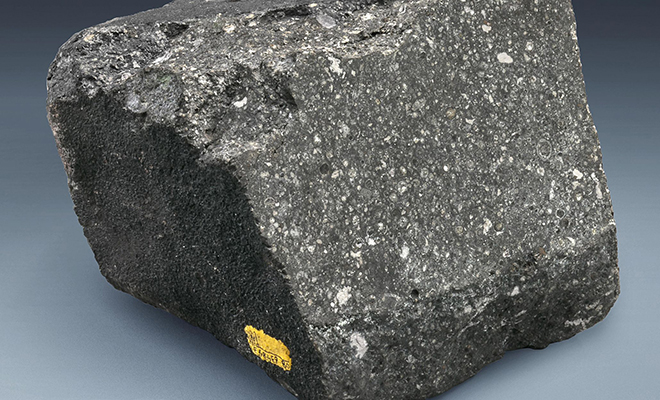 В пустыне Сахара нашли метеорит, возраст которого больше, чем у нашей планеты: камню 4.6 миллиарда лет всего, метеорит, миллиарда, Солнечной, самой, Земли, возраст, Упавший, научной, современной, действительно, Небесному, анализ, радиоуглеродный, установить, позволил,  Точный, оценивается, зеренхондр, минеральных
