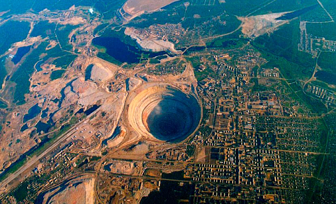 Город в Якутии построен и живет с рядом огромной дырой в земле: километровую яму видно даже из космоса