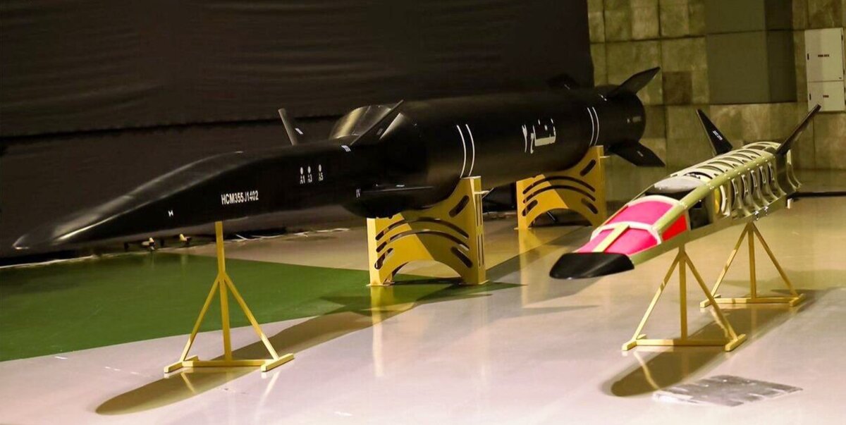 Макеты ракеты и боевого гиперзвукового блока «Фаттах 2». 