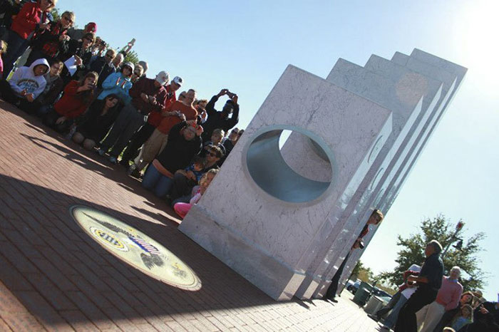 tolko-11-noyabrya-edinstvennyj-den-v-godu-kogda-solnce-velikolepno-osveshhaet-etot-memorial_006