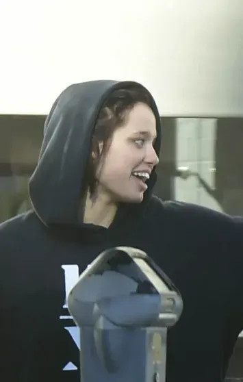 19-летнюю дочь Питта и Джоли засняли за флиртом с неизвестным Джоли, Шайло, после, жизни, отказалась, молодого, Питта, Анджелины, детей, другомШайло, человека, фамилии, публике, образ, 19летняя, короткой, стрижки, макияжемШайло, перекрашивалась, блондинку