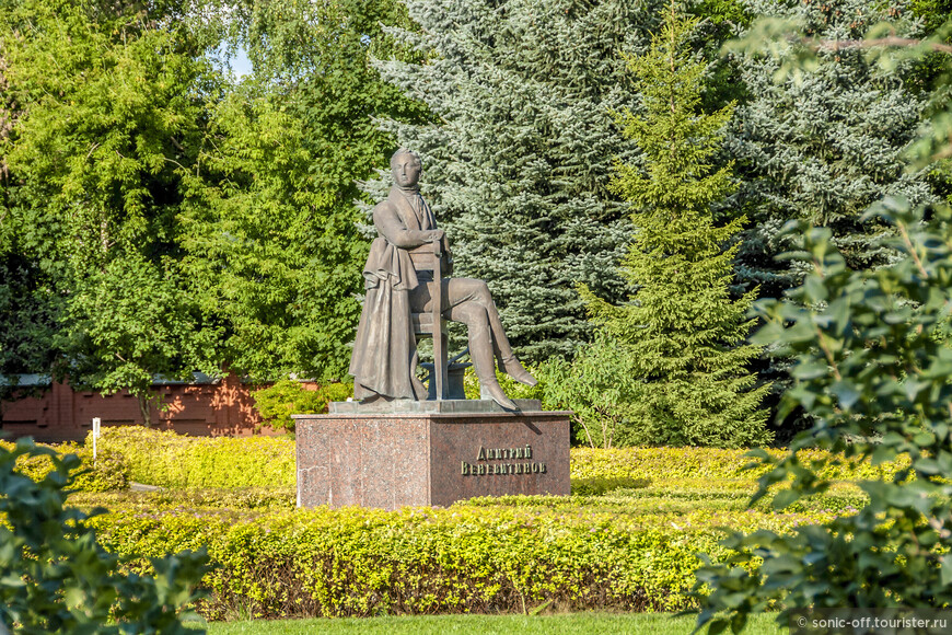 Памятник поэту Дмитрию Владимировичу Веневитинову открыт в 2005 году на территории музея-усадьбы