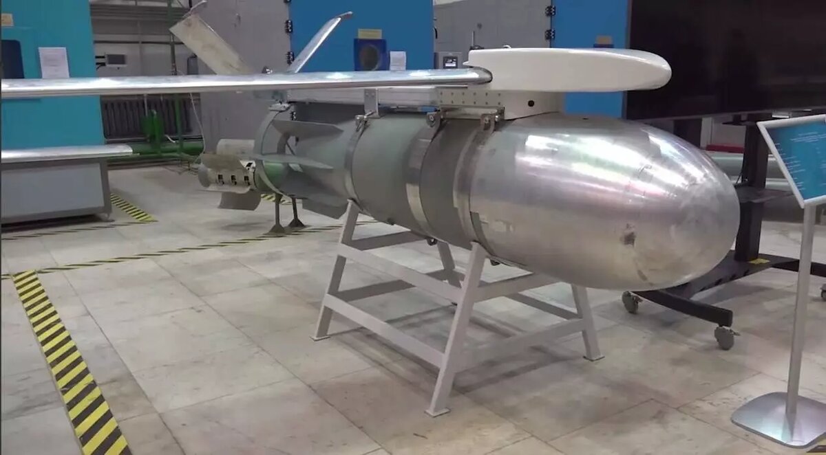 СМИ и социальные сети сообщают, что в нашей стране началось массовое производство тяжелой планирующей бомбы ФАБ-1500-М54.-3