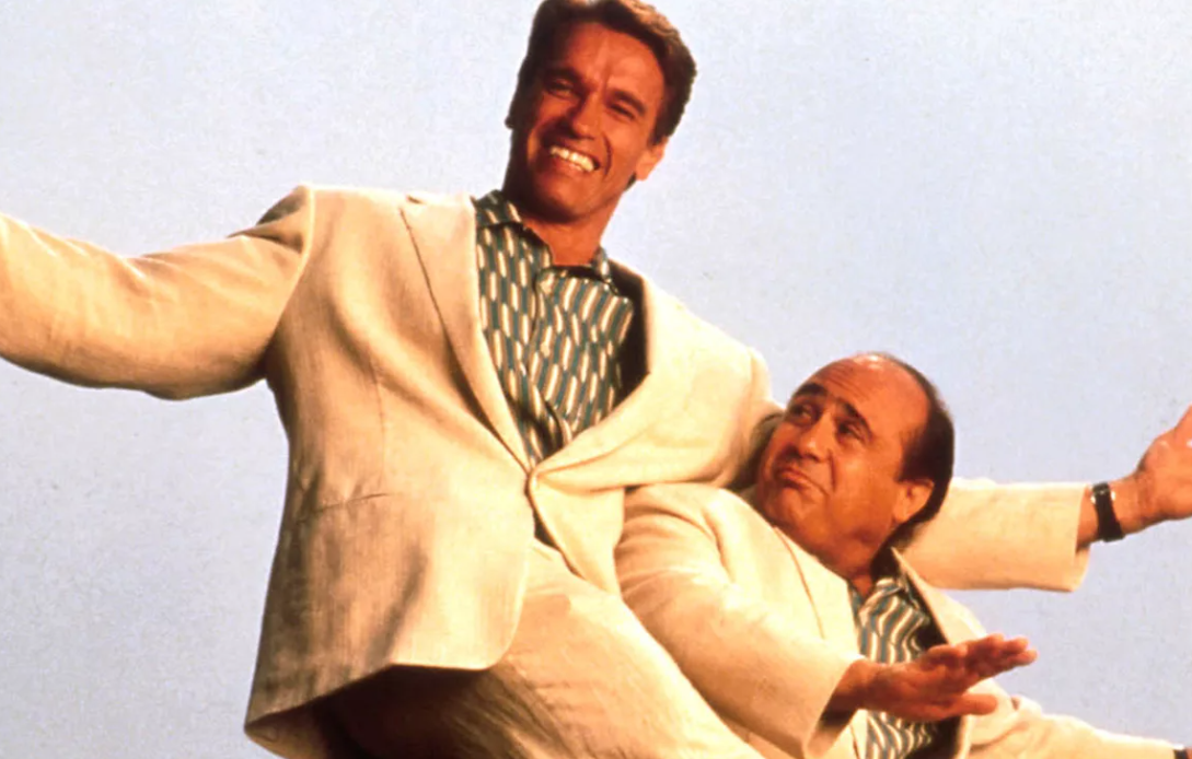 В детстве для меня был необычно увидеть Арнольда Шварценеггера в комедийном фильме "Близнецы".-9