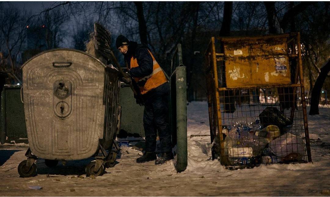 Жизнь российского дворника перевернулась с ног на голову после фотосессии 