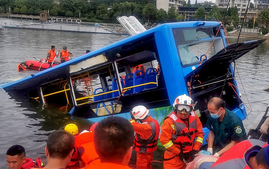 В Китае водитель городского автобуса утопил более 20 человек