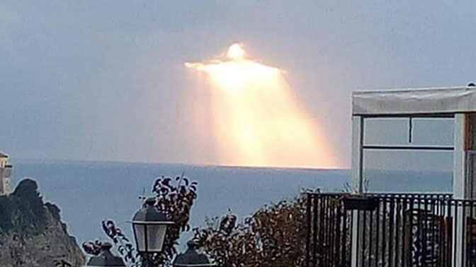«Божественный сигнал»: аномальное свечение в виде Иисуса заметили в Италии