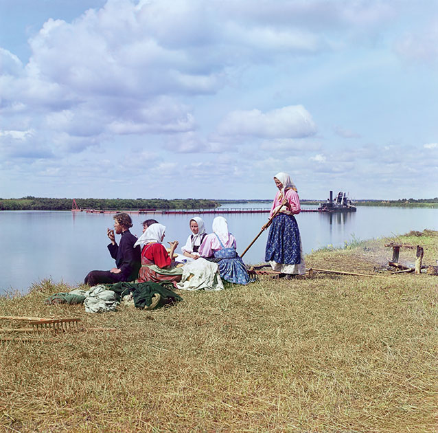 Обед на покосе. Река Шексна. 1909 год