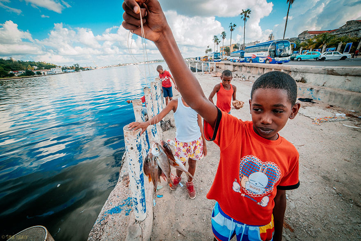 i-spent-20-days-in-cuba-documenting-the-life-of-local-people-4__880