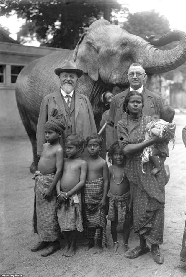 Немецкий зоолог профессор Лутц Хек (слева) со слоном и семьей, которую он привёз в Берлинский зоопарк в 1931 году.