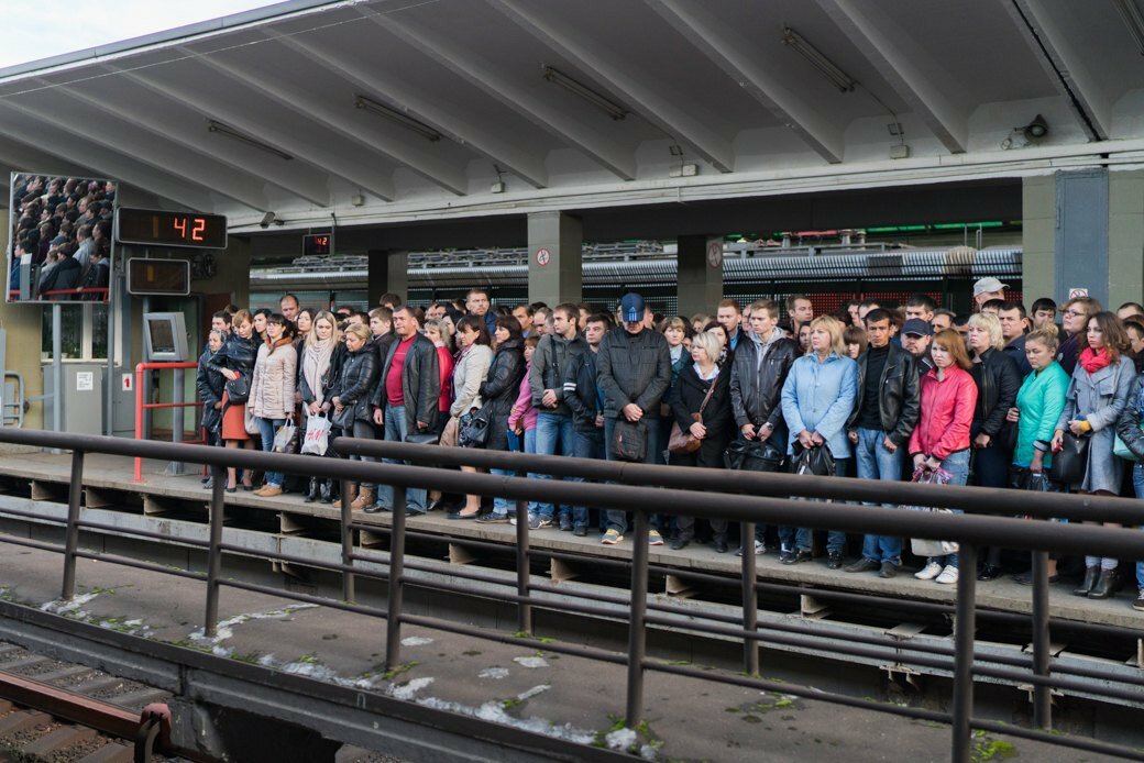 Люди в ожидании поезда на станции "Выхино".