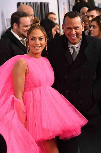 Пышное розовое платье и еще четыре образа: Дженнифер Лопес продолжает модные эксперименты Пышное розовое платье и еще четыре образа: Дженнифер Лопес продолжает модные эксперименты звездный стиль