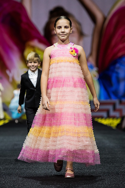 Алсу, Татьяна Михалкова и Дарья Коновалова на показе Валентина и Галины Юдашкиных Алсу, Татьяна Михалкова и Дарья Коновалова на показе Валентина и Галины Юдашкиных Светская жизнь