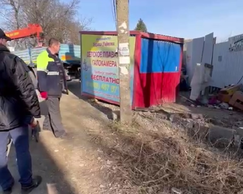 Два незаконных ларька демонтировали в Краснодаре