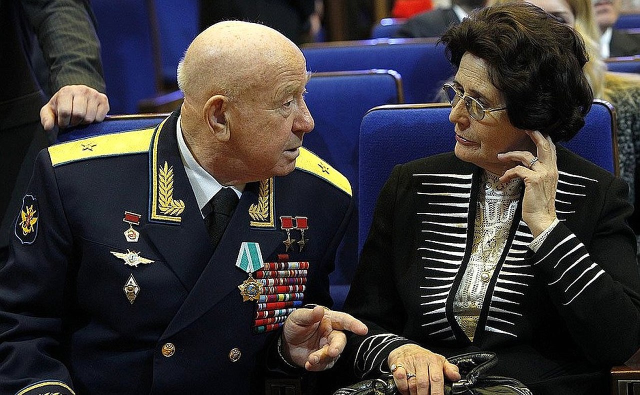 Валентина Гагарина с Алексеем Леоновым на свой 84 день рождения.