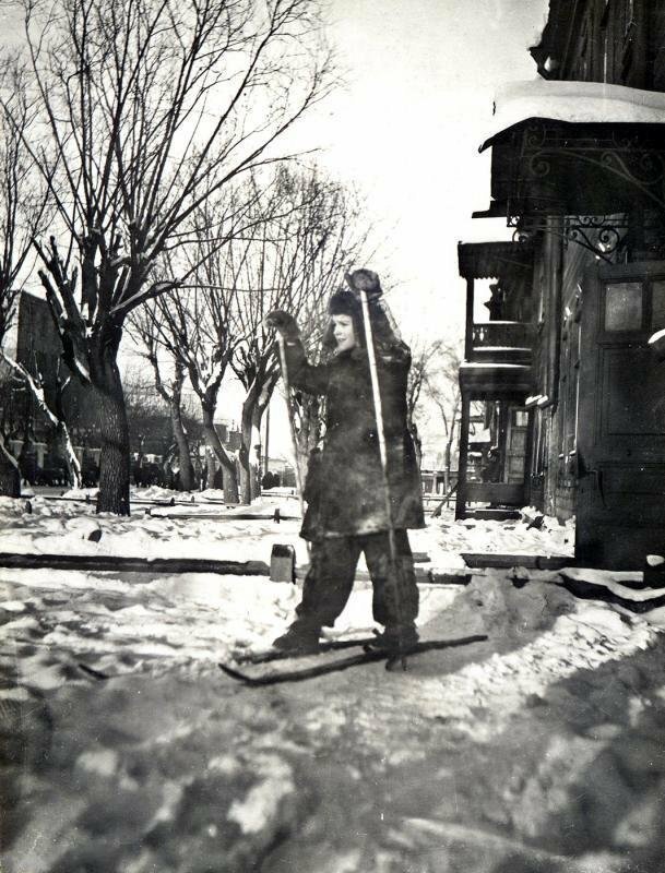 Фотографии зимней Москвы разных лет бульвар, вторая, половина, переулок, площадь, конец, годовЧистопрудный, 1940х, набережная, Националя, пруду, Новодевичьем, годовХоккей, заставы, Тверской, гостиницы, годГазетный, проспект, годЛенинградский, Сухаревский