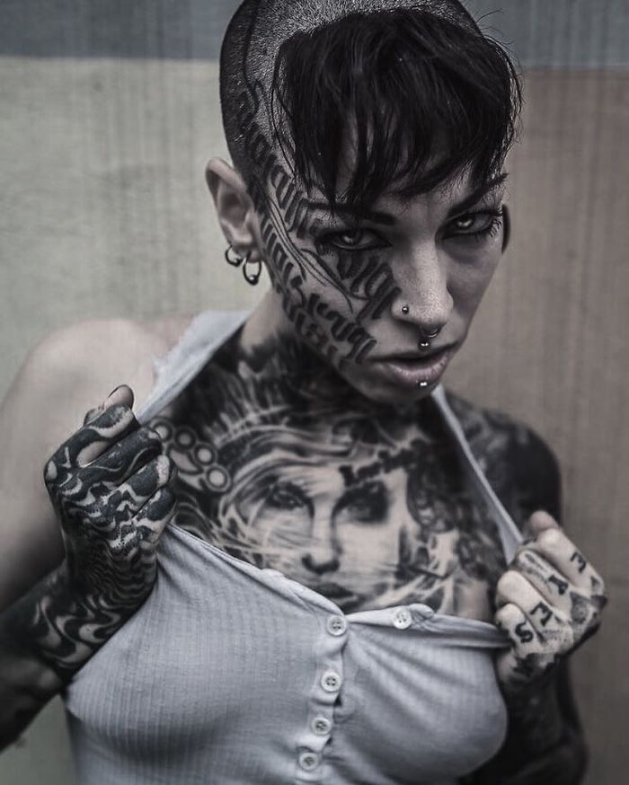 devushka-tatu-master-reshila-zakrasit-svoe-telo-v-chernyj-cvet_001