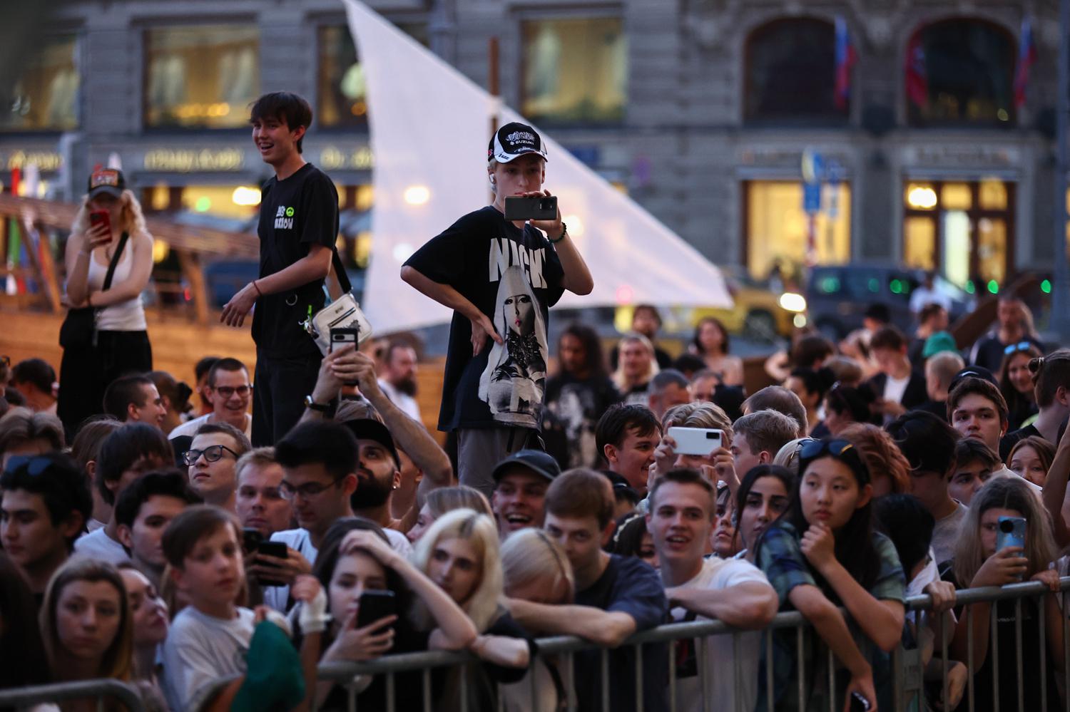 Люди&nbsp;ждут&nbsp;Канье Уэста на Охотном Ряду.&nbsp;Москва, 30 июня