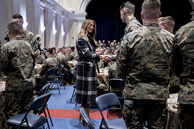 Мелания Трамп встретилась с морскими пехотинцами и выступила на конференции, посвященной поведению в сети новости, мелания трамп