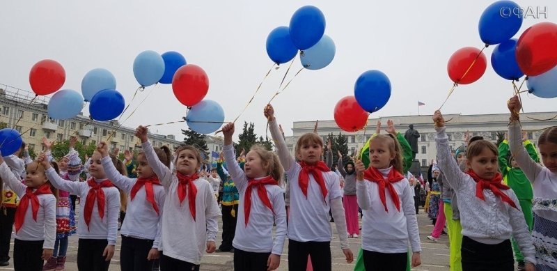 «Марш мира» собрал в центре Луганска более 50 тыс. человек