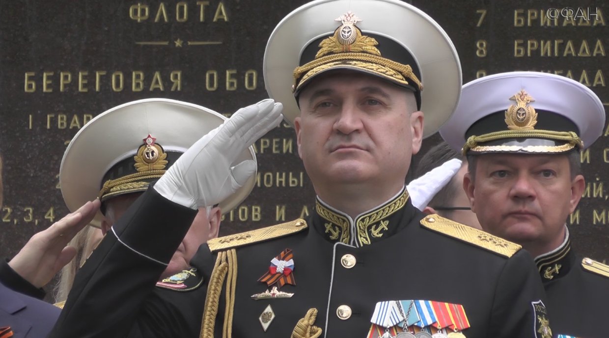Принимал парад войск севастопольского гарнизона командующий Черноморским флотом вице-адмирал Игорь Осипов