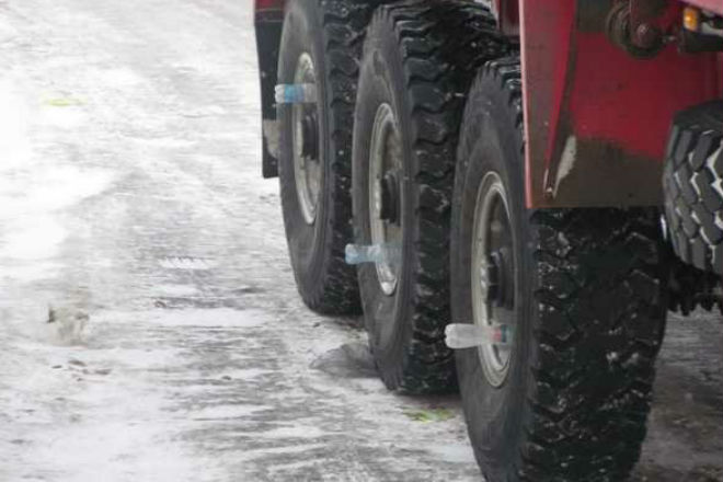 Бутылка на колесе фуры: хитрость опытных дальнобойщиков Бутылка на колесе фуры: хитрость опытных дальнобойщиков идеи