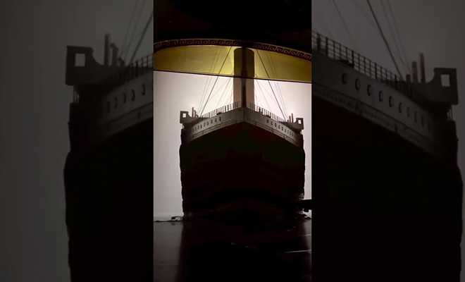 Короткое видео с Титаником стало слишком реальным. Через 10 секунд зрителю кажется, что корабль уже в комнате, а на полу появилась вода