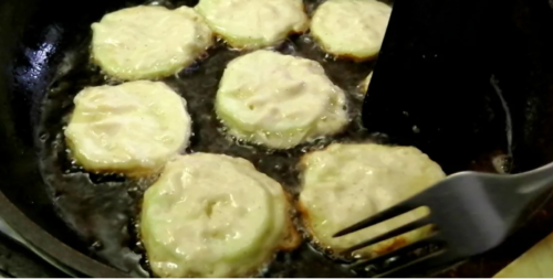 Простой и быстрый рецепт кабачков в сырном кляре: хрустящие и вкусные