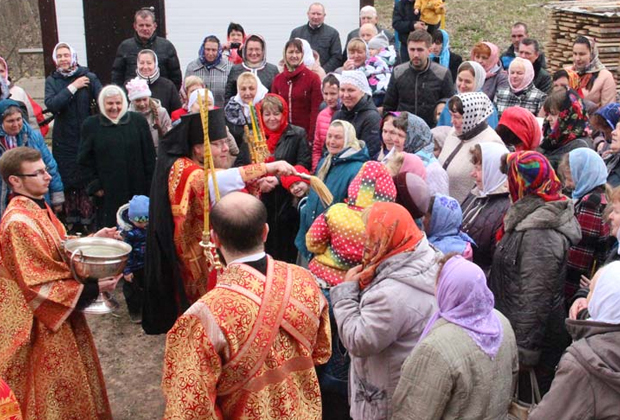 Отец Никон во время службы