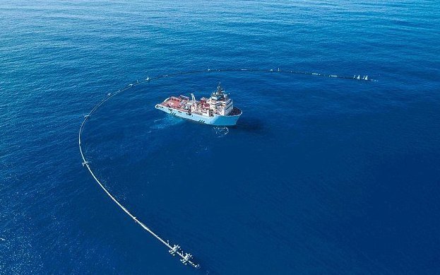 Гигантская очистная система приступила к чистке Тихого океана Ocean Cleanup, Боян Слат, гигантское мусорное пятно, очистка океана, очистная система, пластиковый мусор, экологические проблемы, экология