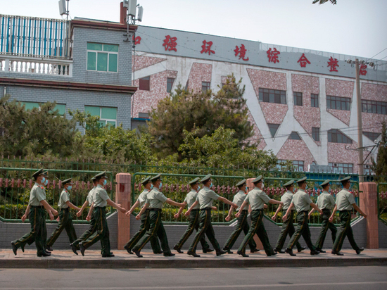 В Пекине — военное положение, в Москве — военный парад