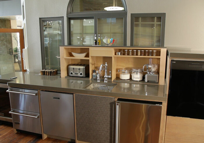 Удобное и современное решение для кухни любых размеров. /Фото: tvlift.com