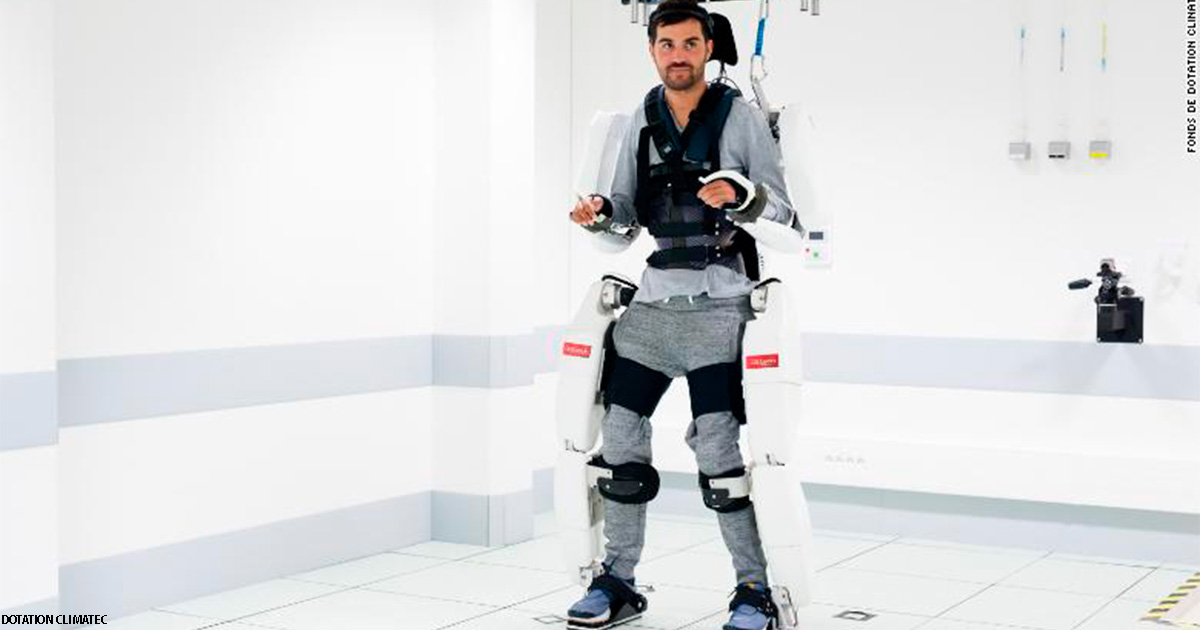 Парализованный мужчина начал ходить с помощью этого костюма-робота