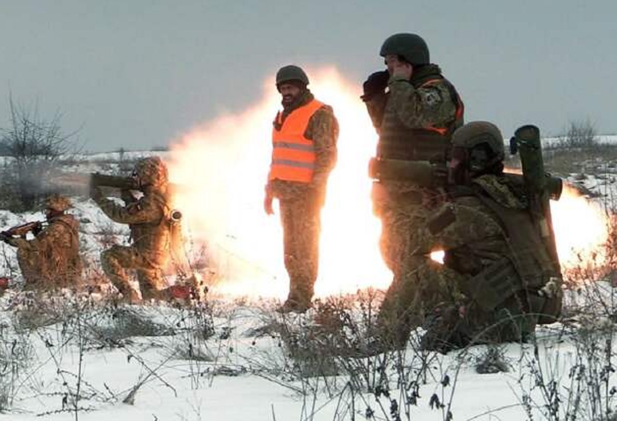 Нападение всу сегодня. Атака ВСУ. Украинские военные стреляют. ВСУ атакует Донбасс. Огнеметчики на Украине.