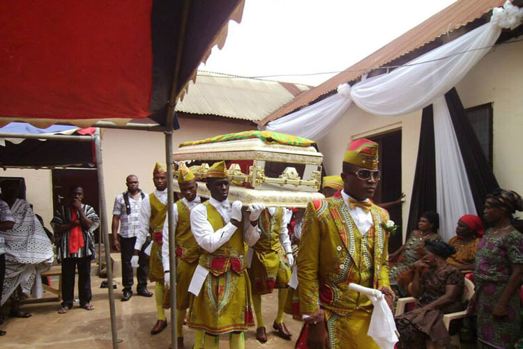 Танцующие с гробами: особенные похороны в Гане, ставшие мемом